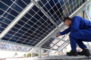 Paneles solares devuelven vitalidad a servicios esenciales en el policlínico Octavio de la Concepción
