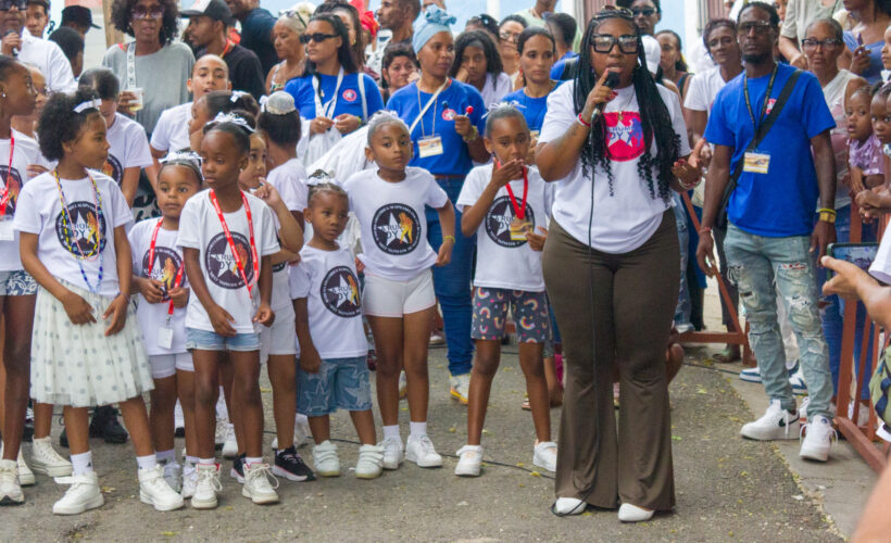 La fábrica de hacer amigos deslumbra en La Marina