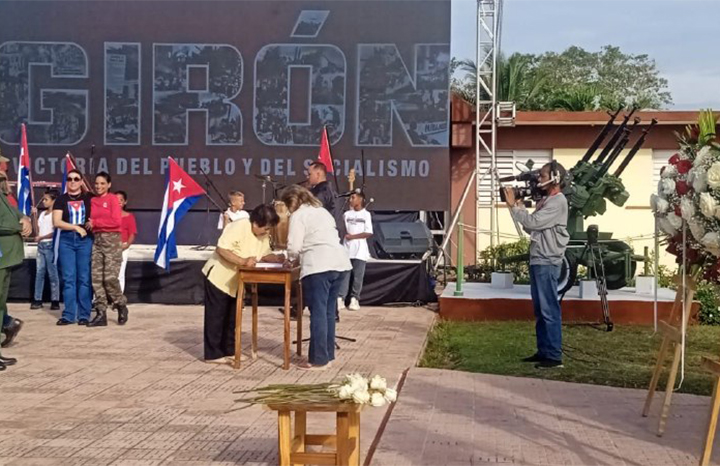 Comienza en Girón el pueblo a dar sus Firmas por la Patria