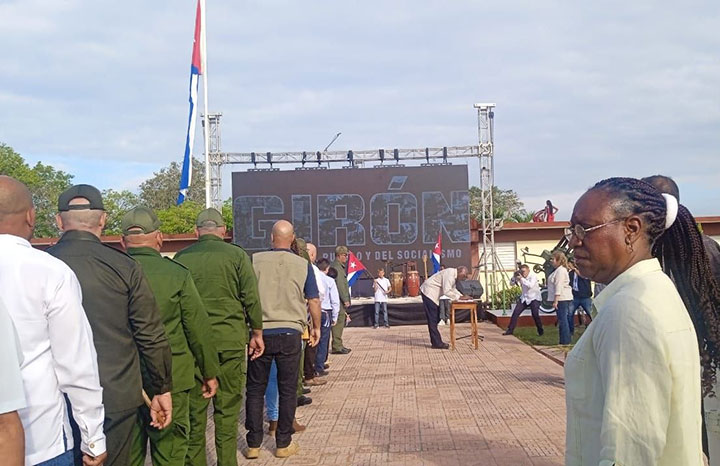 Comienza en Girón el pueblo a dar sus Firmas por la Patria