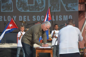 Comienza en Girón el pueblo a dar sus Firmas por la Patria