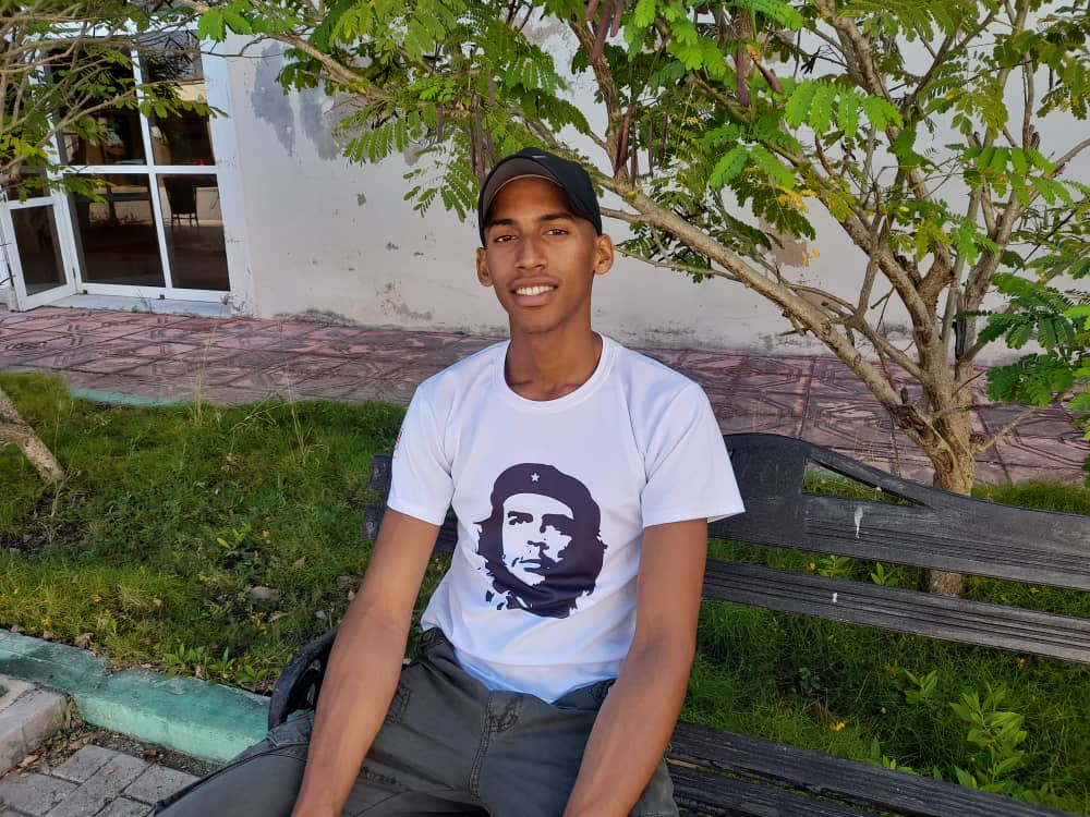 Dos jóvenes, dos ejemplos de estos tiempos que vive Cuba