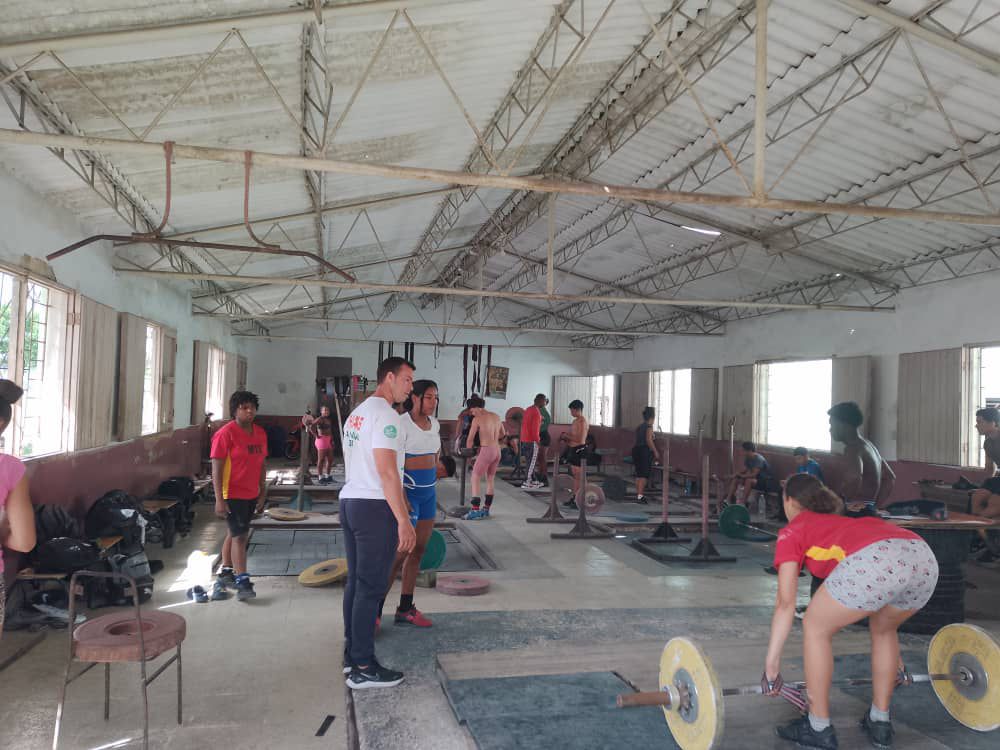 Pesas: Entrenar contra la adversidad sin renunciar a los resultados. Foto: Cortesía del entrenador Enrique Ortega