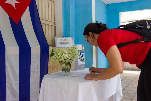 "Mi firma por la patria": desde el reposo forzado, Yunior moviliza a su comunidad.