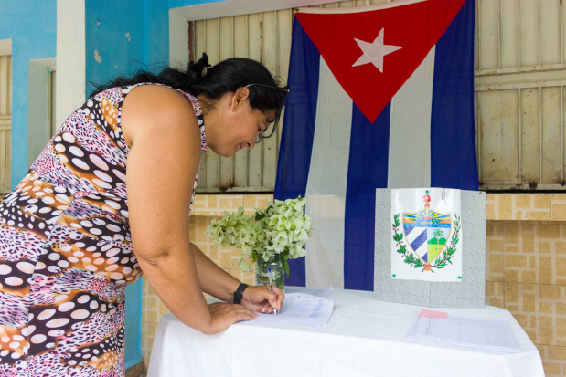 "Mi firma por la patria": desde el reposo forzado, Yunior moviliza a su comunidad.