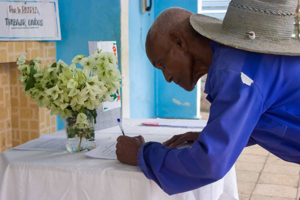 "Mi firma por la patria": desde el reposo forzado, Yunior moviliza a su comunidad.