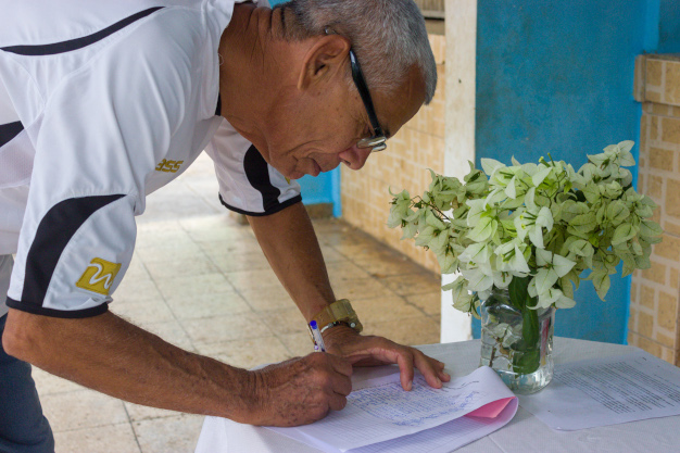 "Mi firma por la patria": desde el reposo forzado, Yunior moviliza a su comunidad.