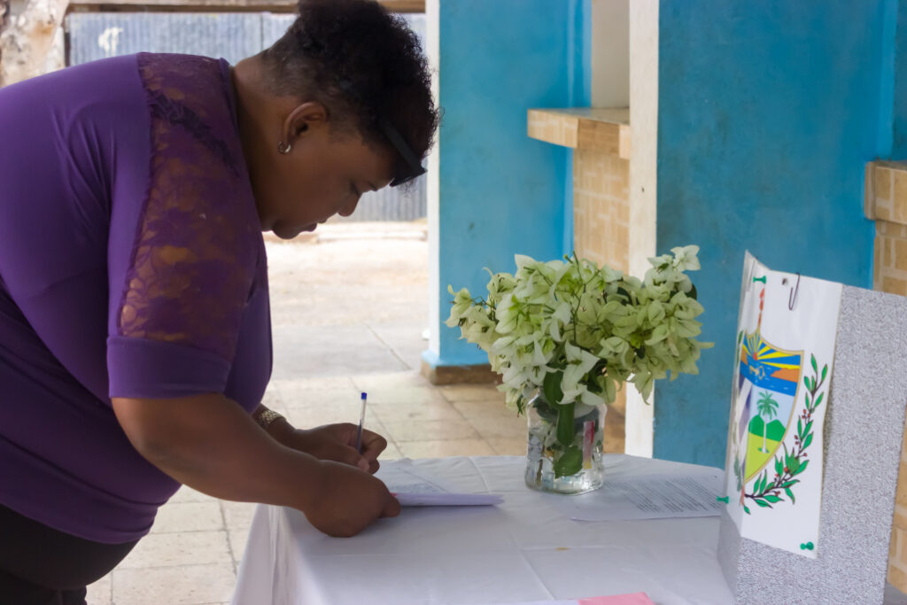 "Mi firma por la patria": desde el reposo forzado, Yunior moviliza a su comunidad.