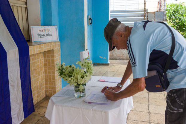 "Mi firma por la patria": desde el reposo forzado, Yunior moviliza a su comunidad.