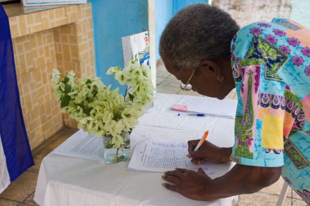 "Mi firma por la patria": desde el reposo forzado, Yunior moviliza a su comunidad.