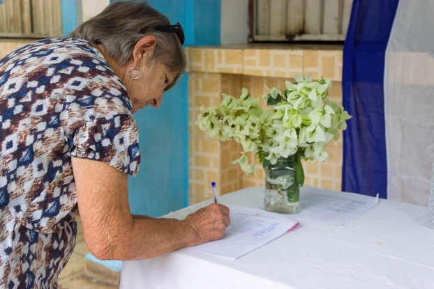 "Mi firma por la patria": desde el reposo forzado, Yunior moviliza a su comunidad.