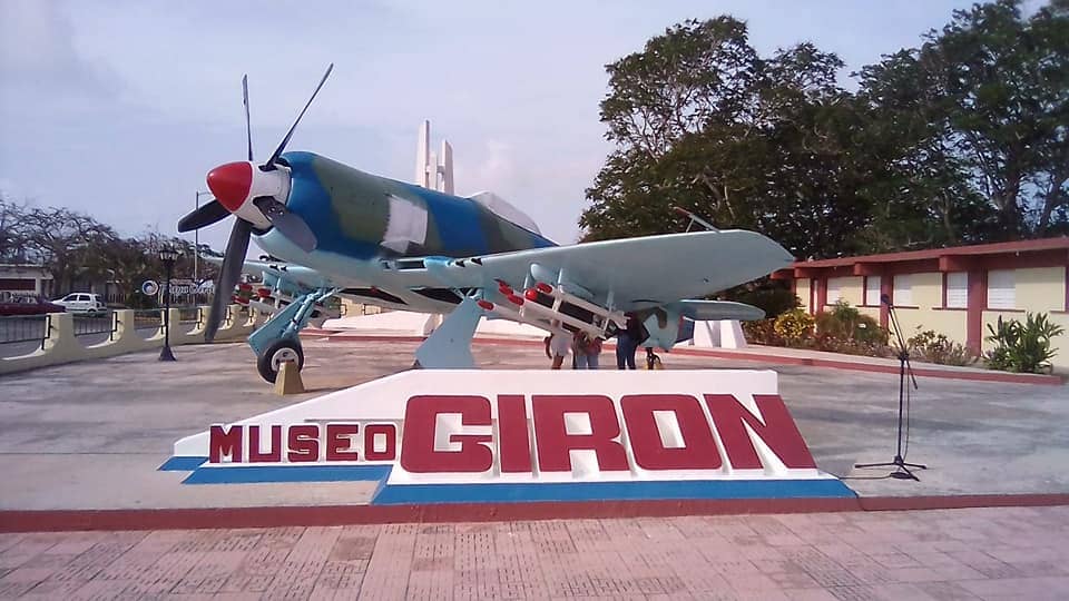 Avión Sea Fury, colocado a la entrada del museo. Foto: Hugo García