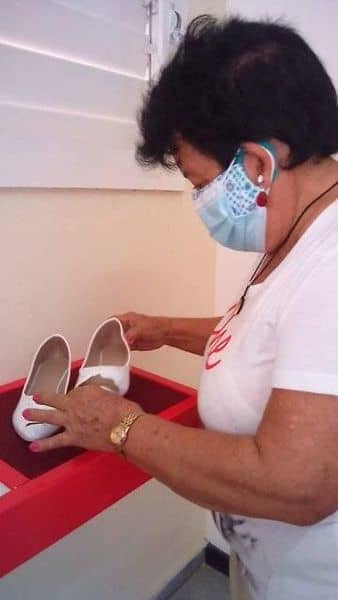 Nemesia Rodríguez Montano acaricia la réplica de sus zapaticos blancos. Foto: Hugo García