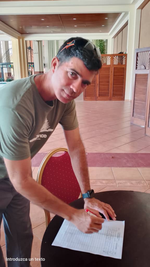 Trabajadores del turismo en Varadero protagonizan campaña "Mi Firma por la Patria"