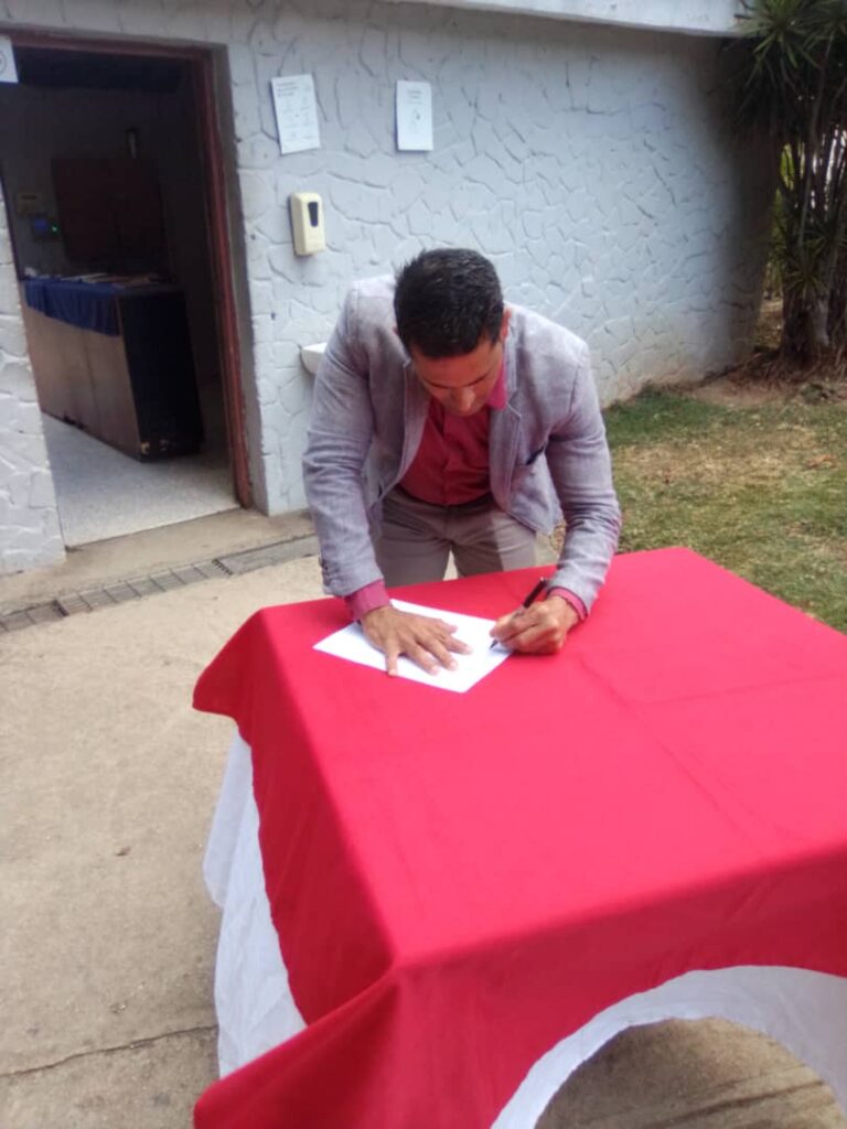 Trabajadores del turismo en Varadero protagonizan campaña "Mi Firma por la Patria"