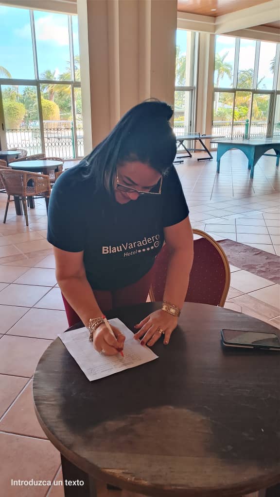 Trabajadores del turismo en Varadero protagonizan campaña "Mi Firma por la Patria"