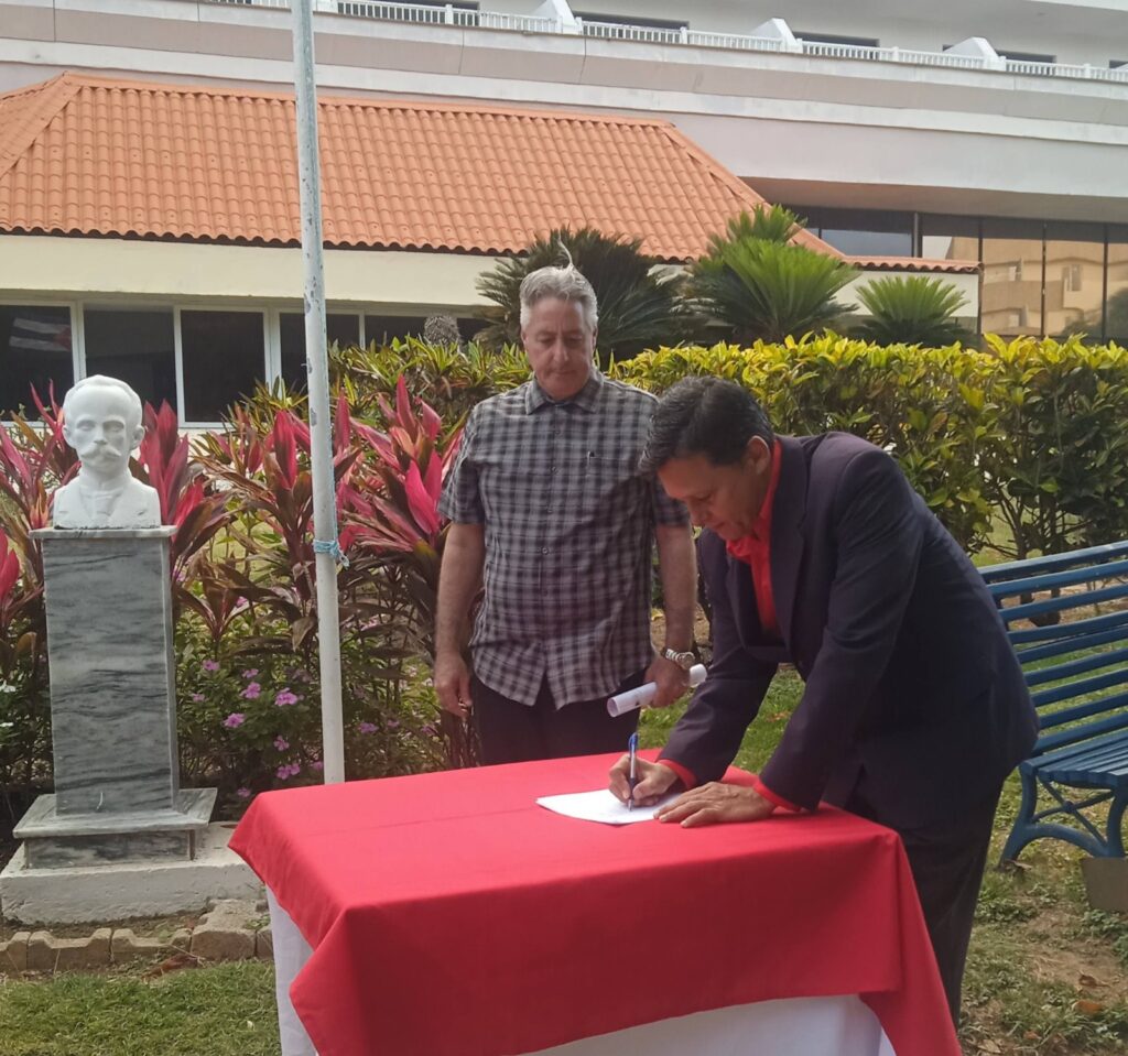 Trabajadores del turismo en Varadero protagonizan campaña "Mi Firma por la Patria"