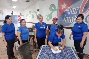 Trabajadores del turismo en Varadero protagonizan campaña "Mi Firma por la Patria"