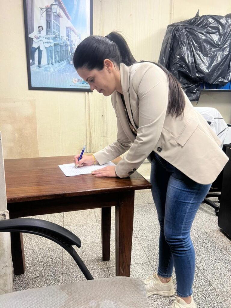 Trabajadores del turismo en Varadero protagonizan campaña "Mi Firma por la Patria"