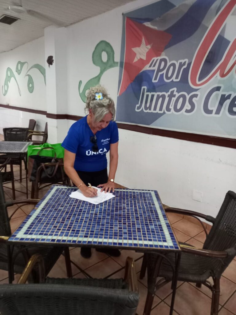 Trabajadores del turismo en Varadero protagonizan campaña "Mi Firma por la Patria"