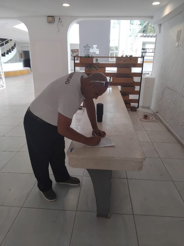 Trabajadores del turismo en Varadero protagonizan campaña "Mi Firma por la Patria"