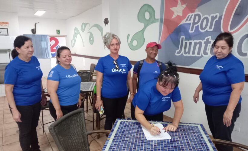 Trabajadores del turismo en Varadero protagonizan campaña "Mi Firma por la Patria"