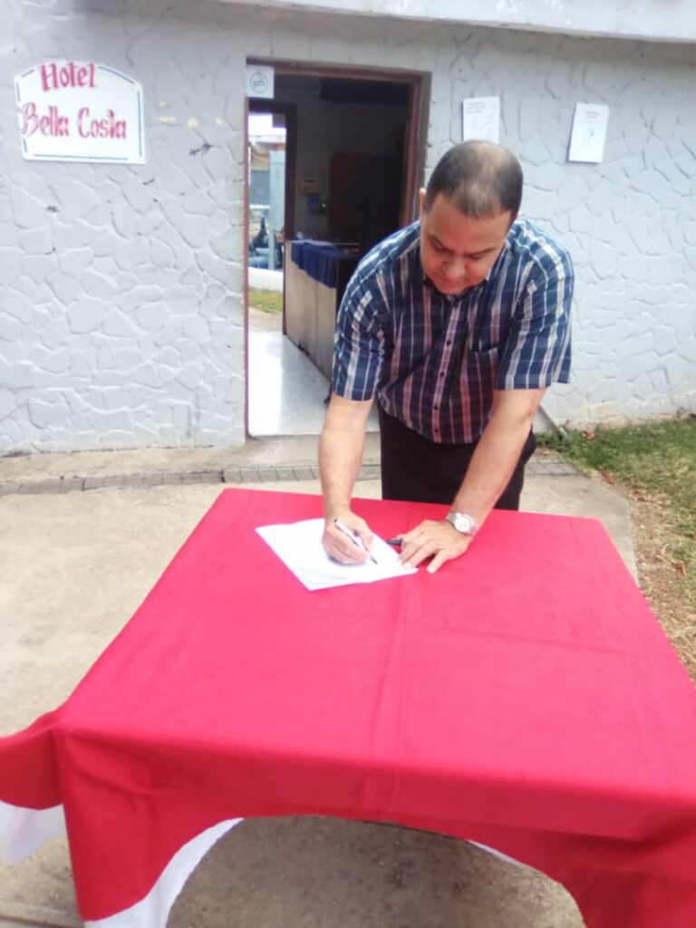 Trabajadores del turismo en Varadero protagonizan campaña "Mi Firma por la Patria"