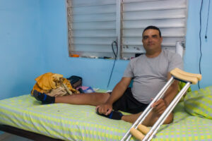 "Mi firma por la patria": desde el reposo forzado, Yunior moviliza a su comunidad.