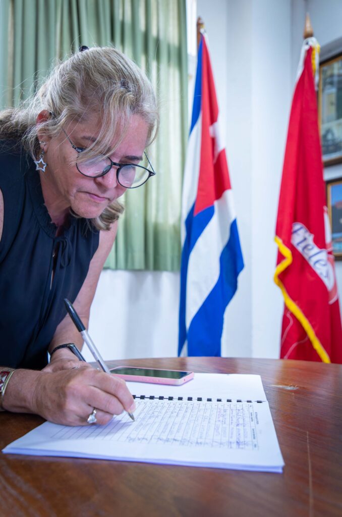 Trabajadores de la EMPAI ratifican su apoyo a la Revolución en campaña "Mi Firma por la Patria". Foto: Raúl Navarro