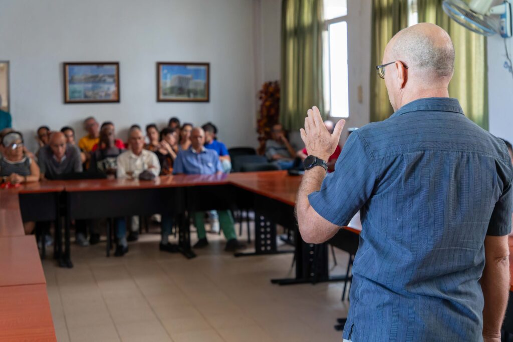Trabajadores de la EMPAI ratifican su apoyo a la Revolución en campaña "Mi Firma por la Patria". Foto: Raúl Navarro