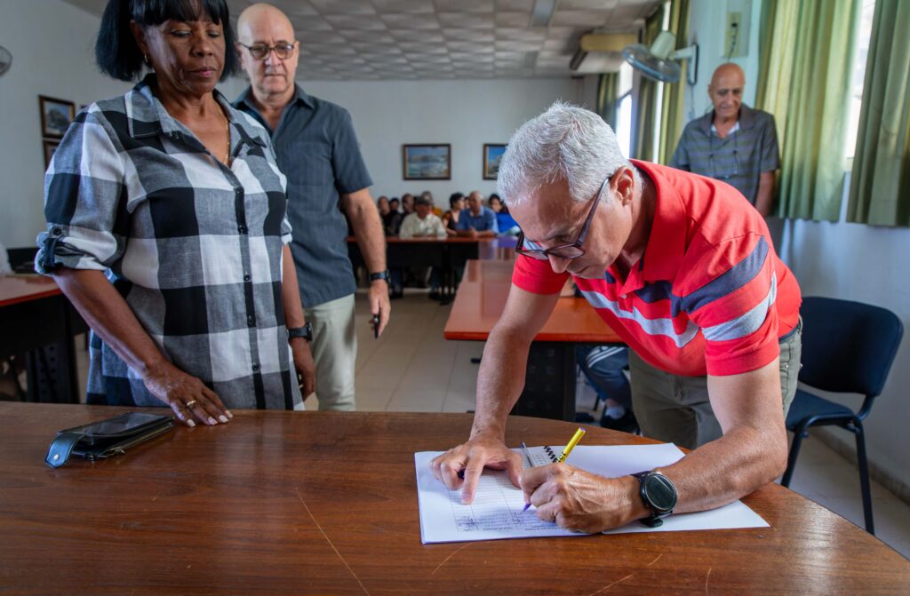Trabajadores de la EMPAI ratifican su apoyo a la Revolución en campaña "Mi Firma por la Patria". Foto: Raúl Navarro