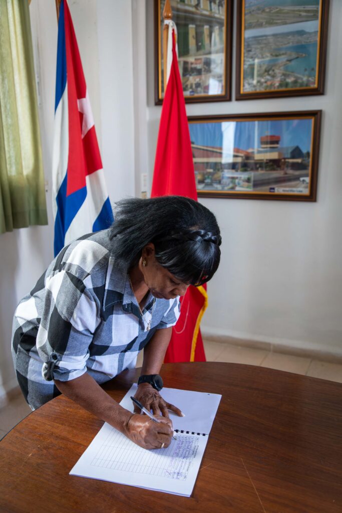 Trabajadores de la EMPAI ratifican su apoyo a la Revolución en campaña "Mi Firma por la Patria". Foto: Raúl Navarro