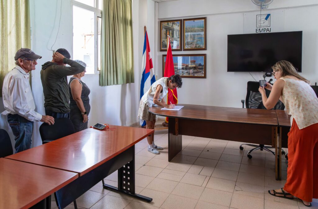 Trabajadores de la EMPAI ratifican su apoyo a la Revolución en campaña "Mi Firma por la Patria". Foto: Raúl Navarro