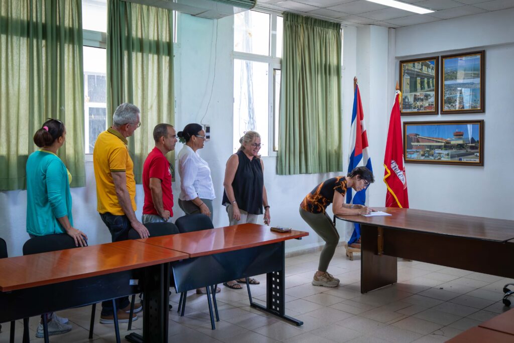 Trabajadores de la EMPAI ratifican su apoyo a la Revolución en campaña "Mi Firma por la Patria". Foto: Raúl Navarro
