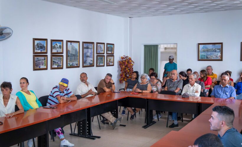 Trabajadores de la EMPAI ratifican su apoyo a la Revolución en campaña "Mi Firma por la Patria". Foto: Raúl Navarro