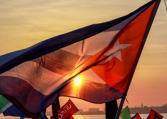 Bandera de Cuba en desfile. Foto: José Manuel Correa