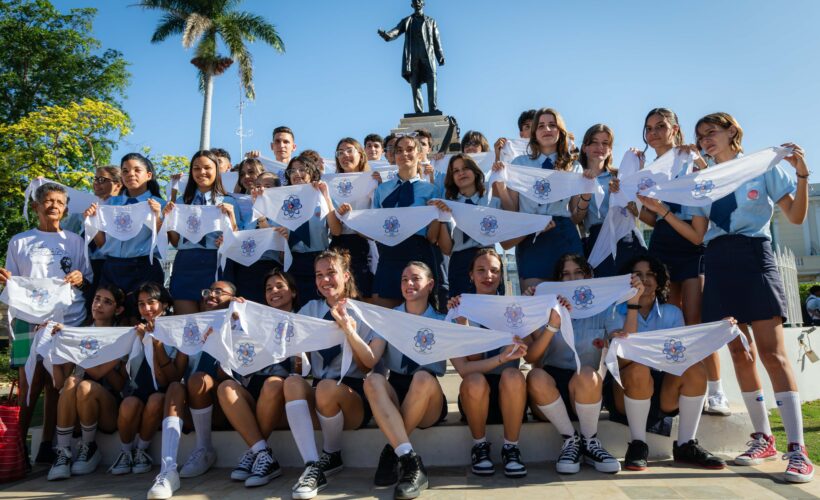 Entregan bandera "Generación del Centenario de Fidel" a graduados del IPVCE Carlos Marx
