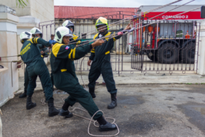 Bomberos y rescatistas: el ejercicio de salvar vidas. Foto: Izet Morales