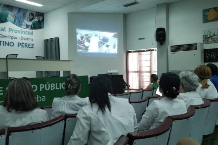 Matanzas se convirtió esta semana en el epicentro nacional de la lucha contra el cáncer El evento marcó un hito de la telemedicina en Cuba, ya que se logró transmitir desde el TAC, en Imagenología, al teatro el intervencionismo y toma de muestras en pacientes con sospecha de cáncer de pulmón. Fotos: Cortesía del equipo de comunicación del Hospital Clínico Quirúrgico Faustino Pérez