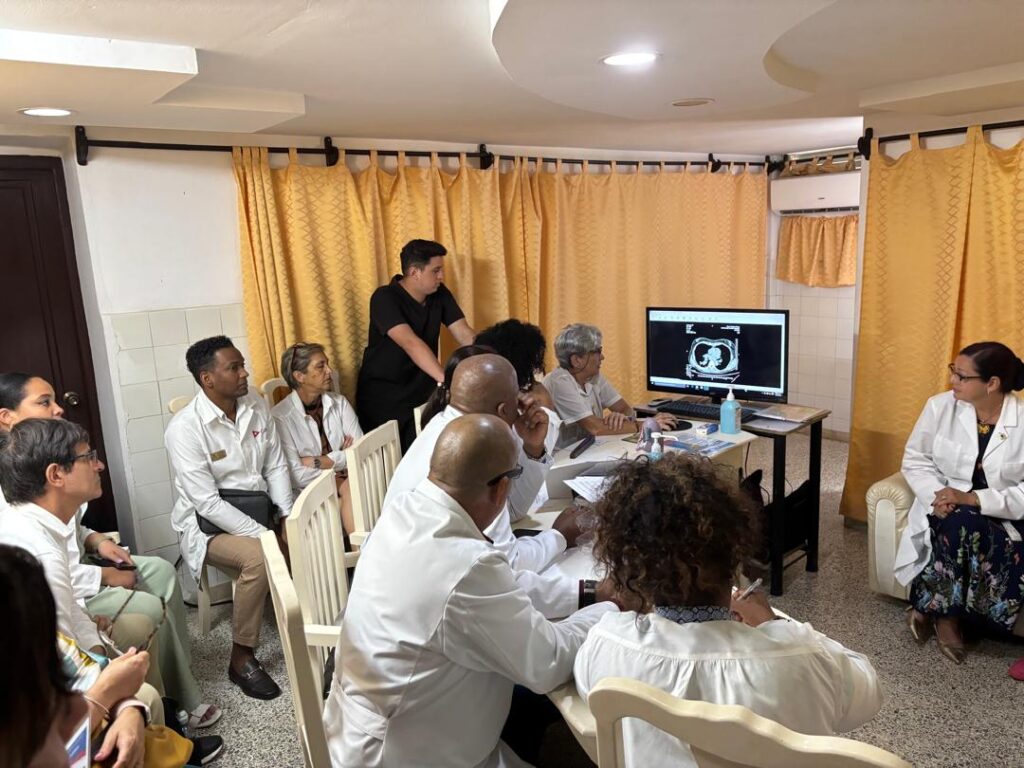 El evento permitió la cooperación entre diversas especialidades médicas y mejorar la atención integral de los pacientes con cáncer. Fotos: Cortesía del equipo de comunicación del Hospital Clínico Quirúrgico Faustino Pérez