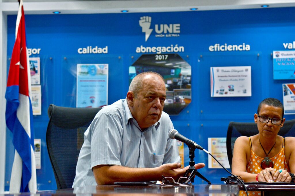 Vicente de la O Levy (I), titular del Ministerio de Energía y Minas, ofrece a la prensa cubana, pormenores sobre la actual situación electro energética en el país, en la sede del organismo, en La Habana; Cuba, el 13 de mayo de 2026. ACN FOTO/Omara GARCÍA MEDEROS/ogm
