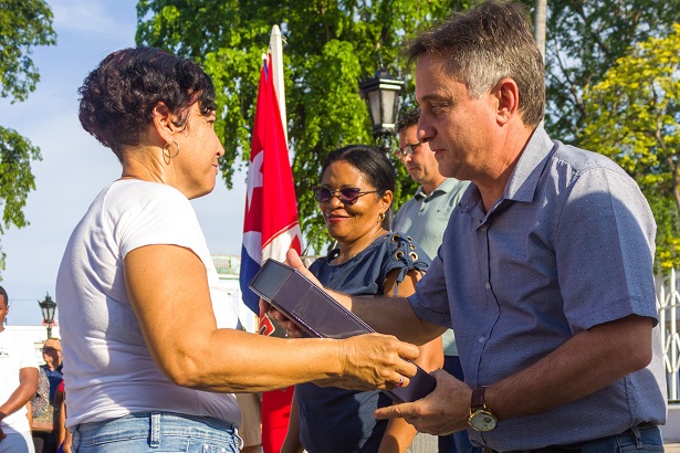 Sociedad civil matancera entrega firmas por la Patria. Foto: Izet Morales Rodríguez