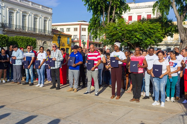 Sociedad civil matancera entrega firmas por la Patria. Foto: Izet Morales Rodríguez