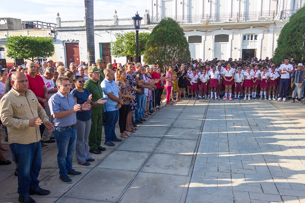 Sociedad civil matancera entrega firmas por la Patria. Foto: Izet Morales Rodríguez
