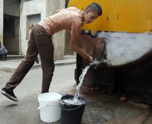 Alrededor de 2,7 millones de personas resultan afectadas como promedio por las dificultades en el abasto de agua en Cuba. Foto: Archivo CD.