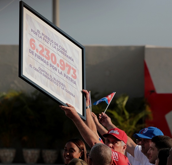 Más de 6 millones de cubanos dieron su firma por la Patria