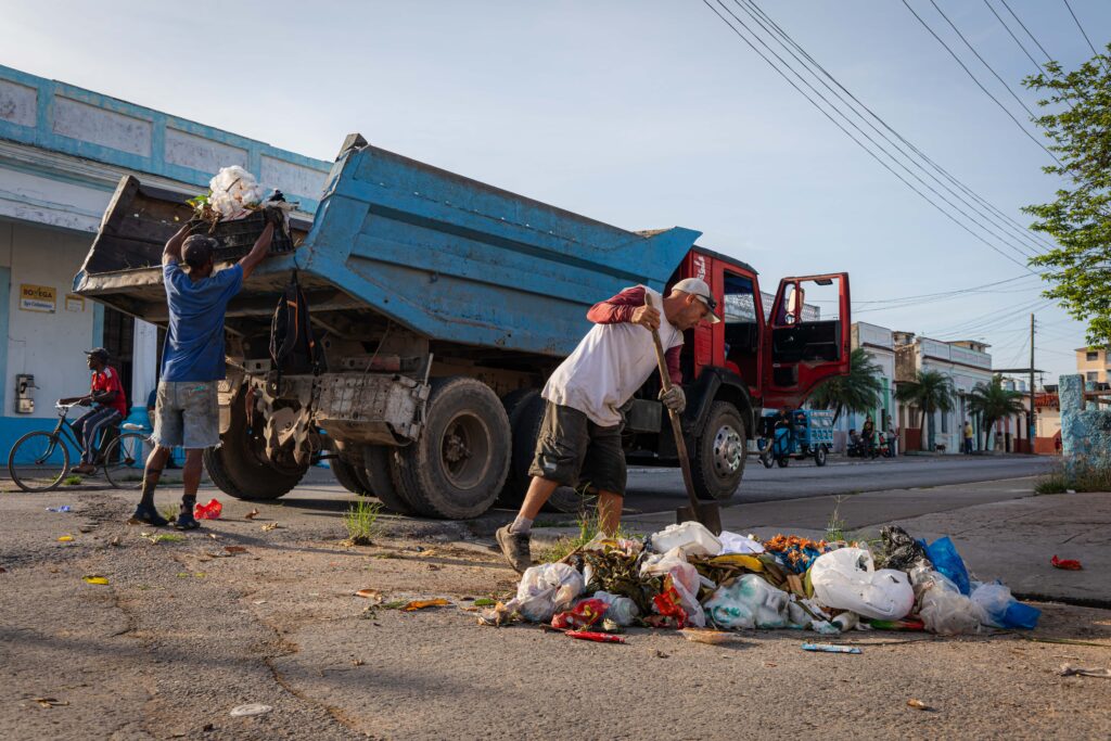 Mientras la basura crece…