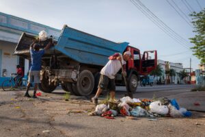 Mientras la basura crece…