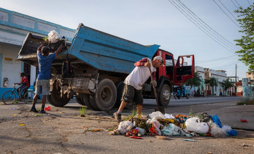 Mientras la basura crece…
