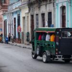 En Matanzas, donde el combustible se ha vuelto ausencia y la espera una costumbre, los triciclos tomaron las calles como quien ocupa un vacío inevitable.
